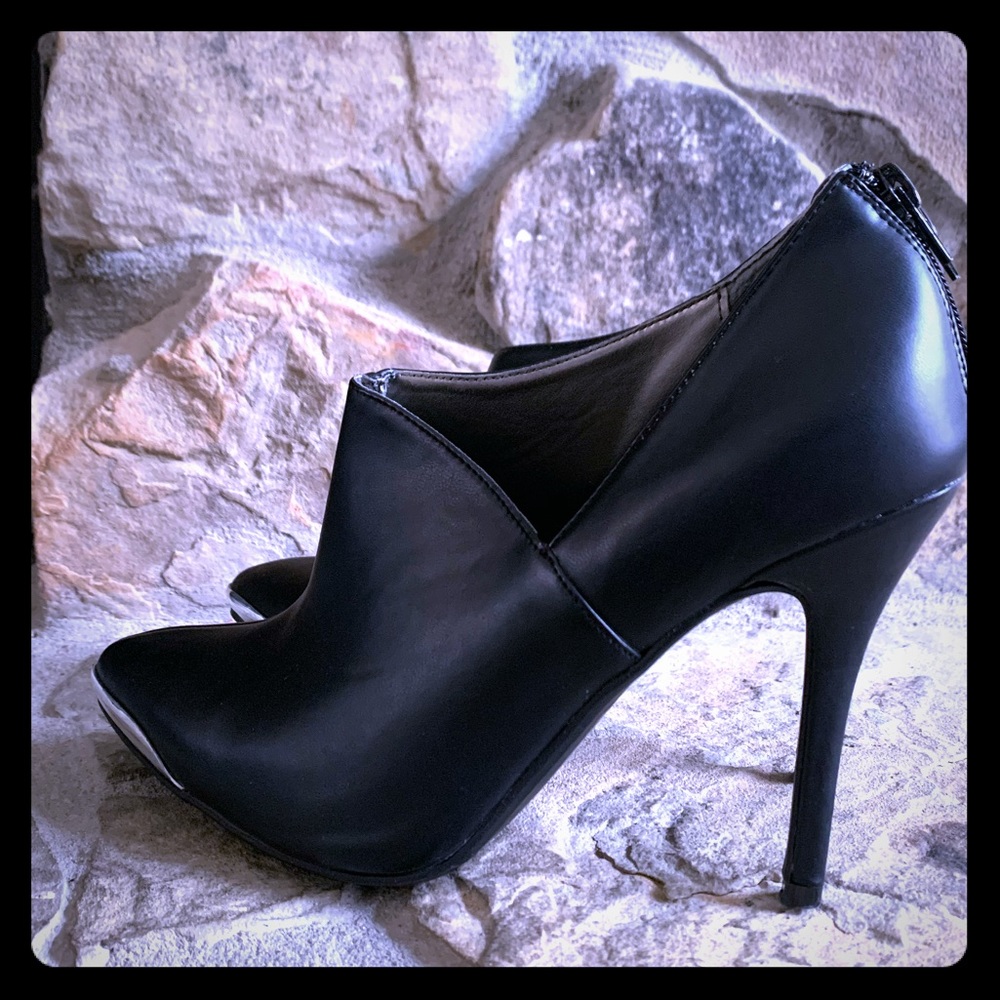 Black 3 inch Heels w/ Silver Tip